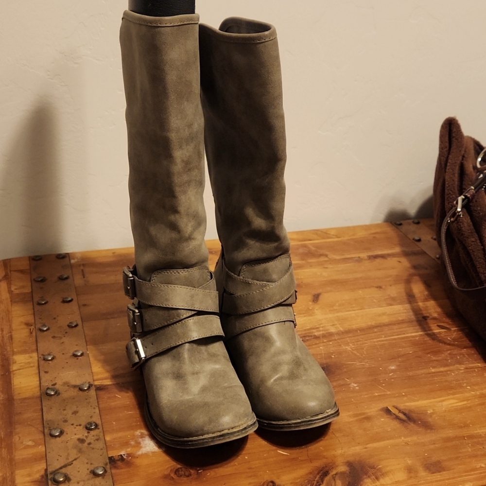 Women's mid calve boot